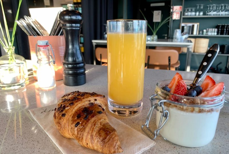 Falsterbo Longdrinkglas 36cl från Barcompagniet. Här med apelsinjuice och en bagel på Strandtugg i Höllviken.